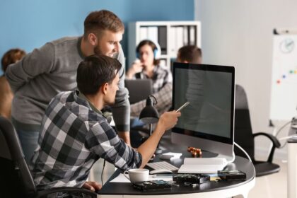 A képernyő előtti munka megkönnyítése: a monitortartók és dokumentumtartók előnyei.