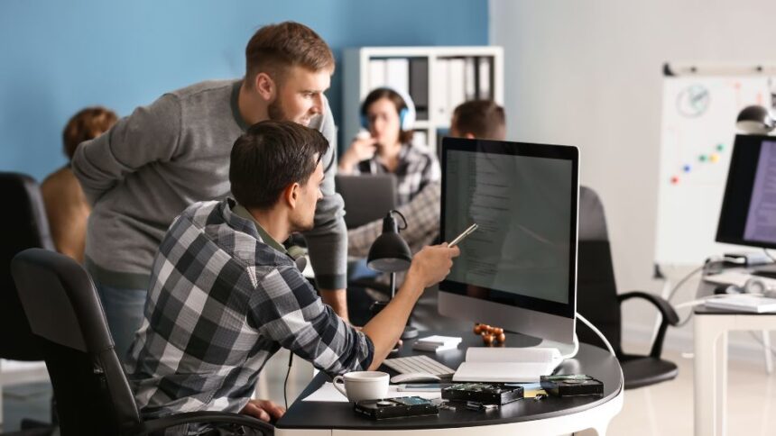 A képernyő előtti munka megkönnyítése: a monitortartók és dokumentumtartók előnyei.