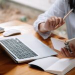 Több mint egy alátét: miért elengedhetetlen egy ergonomikus egérpad a csuklód egészségéhez?