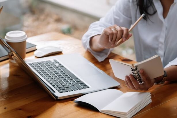 Több mint egy alátét: miért elengedhetetlen egy ergonomikus egérpad a csuklód egészségéhez?