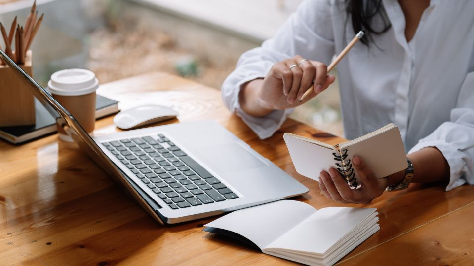 Több mint egy alátét: miért elengedhetetlen egy ergonomikus egérpad a csuklód egészségéhez?