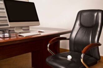 Ergonomikus iroda: a monitorállványok és billentyűzettartók szerepe az egészségmegőrzésben.