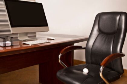 Ergonomikus iroda: a monitorállványok és billentyűzettartók szerepe az egészségmegőrzésben.