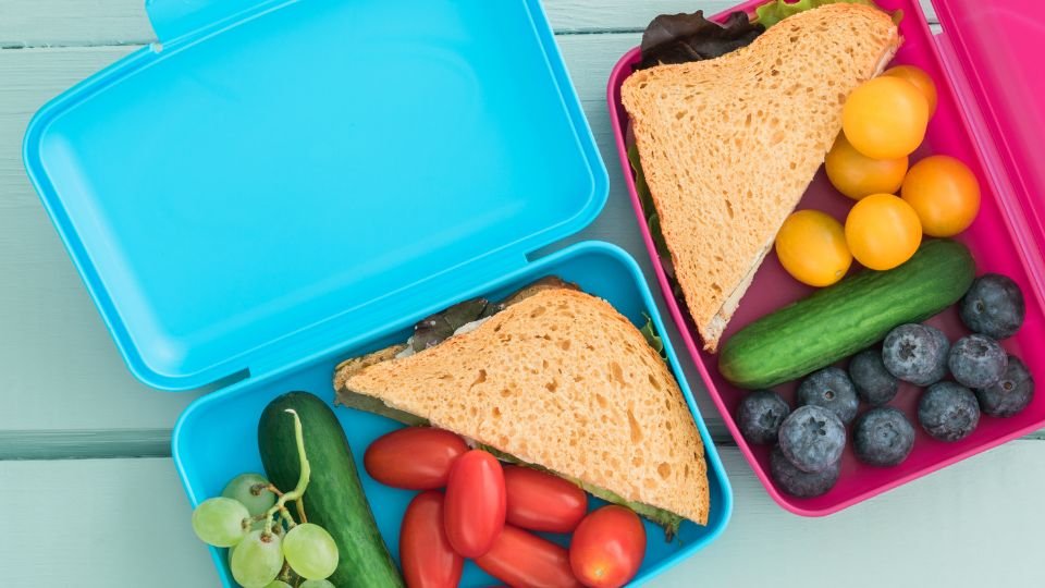 Uzsonnás doboz és kulacs: tippek az egészséges és környezetbarát tízóraihoz.