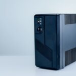 Miért elengedhetetlen egy szünetmentes tápegység (UPS) minden irodai géphez?