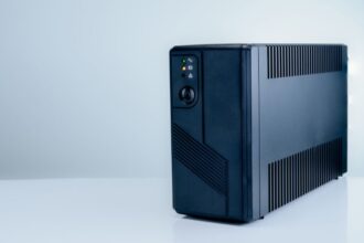 Miért elengedhetetlen egy szünetmentes tápegység (UPS) minden irodai géphez?