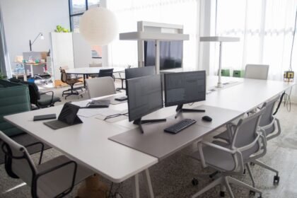 Kis iroda rendezése: okos tárolás, kompakt bútorok és hatékony helykihasználat.