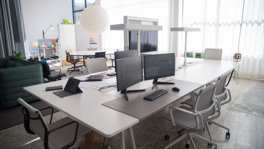 Kis iroda rendezése: okos tárolás, kompakt bútorok és hatékony helykihasználat.