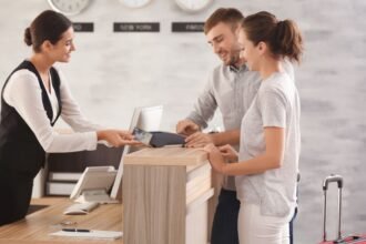 A recepciós pult: az első benyomás fontossága és a legjobb kialakítások.