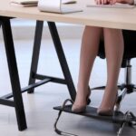 Miért fontos az ergonomikus lábtartó és monitormagasító az irodai munkához?
