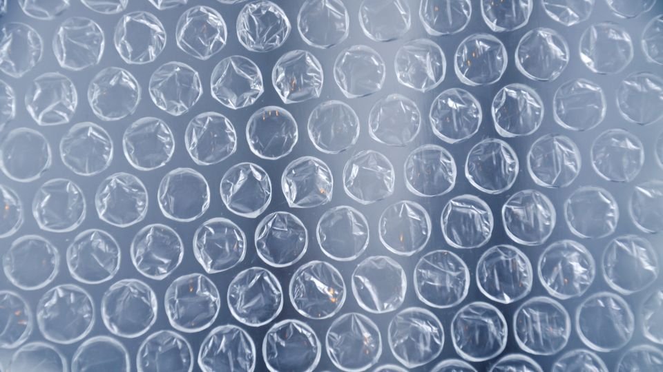 Légpárnás fólia és térkitöltő chips: a törékeny tárgyak védelmének legjobb módszerei.