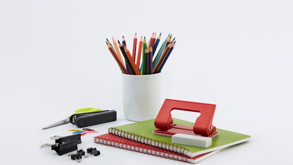 Több mint cetli: 10 kreatív módja a post-it használatának az irodai hatékonyságért.